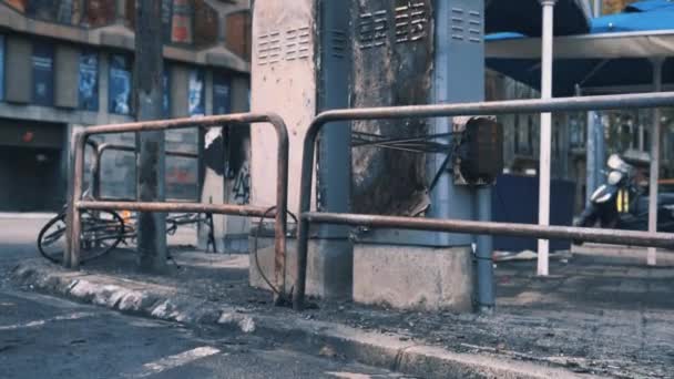 El café de la calle aplastado y quemado y estacionamiento de bicicletas . — Vídeos de Stock