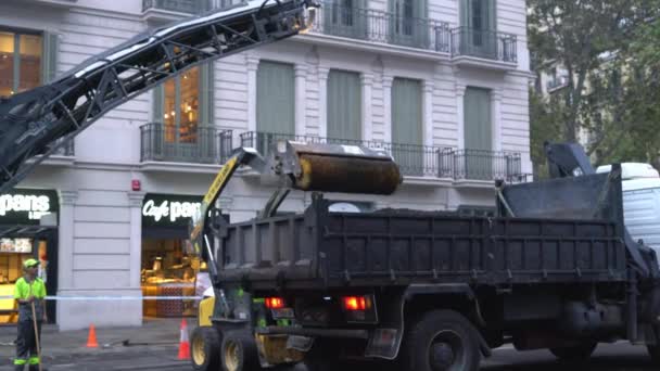 Caricatore carichi asfalto nel corpo del camion durante i lavori di riparazione stradale — Video Stock