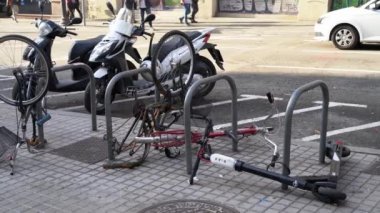 Bisiklet parkında kırık motosikletler ve scooterlar.