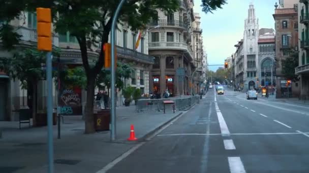 Barcelona 'da Laietana caddesi, polis merkezine yakın bir yer.. — Stok video