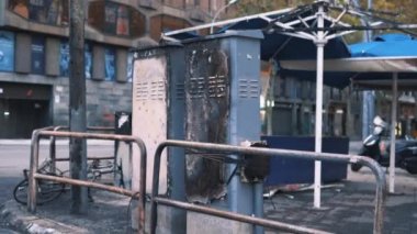 Sokak isyanı sırasında bir elektrik kulübesi yandı.