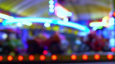 Geceleri yanıp sönen ışıklarla atlıkarınca sürüsü. Bulanık video