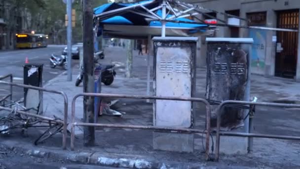 Uitgebrande elektrische transformator naast een verbrijzeld café en verbrande fietsen. — Stockvideo