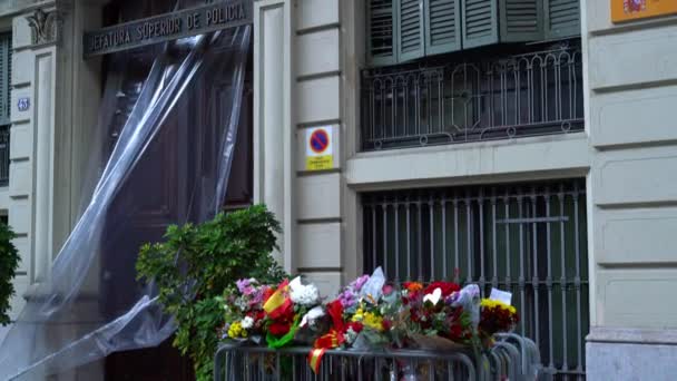 Buketter av blommor nära polisstationen till minne av skadade polisen — Stockvideo