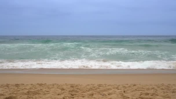 Ondas no oceano com água limpa. costa oceânica no outono — Vídeo de Stock