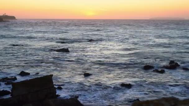 Zonsondergang op de oceaan. Zonsopkomst of zonsondergang bij de oceaan — Stockvideo