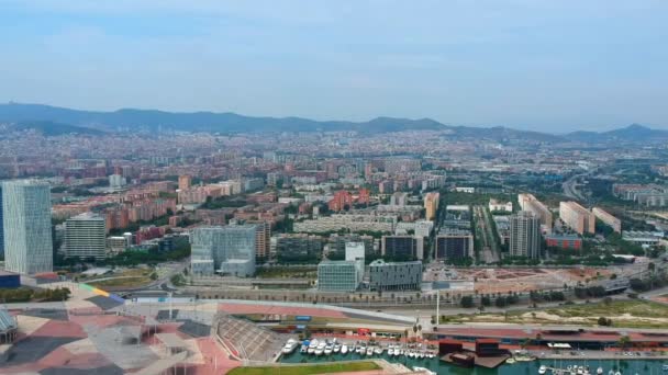 Vista panorámica de Barcelona desde el dron . — Vídeos de Stock