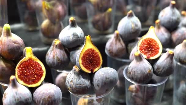 Fresh figs on the market. fresh fruit on a farmers market counter — Stock Video