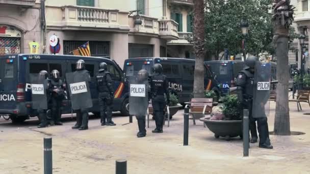Cordão policial bloqueou a rua durante protestos em massa — Vídeo de Stock