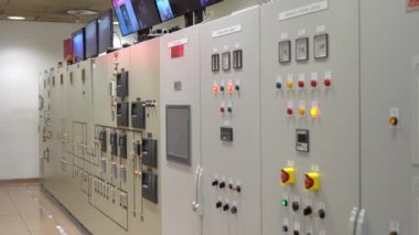 Atık geri dönüşüm tesisi, yakma fırınında monitörlü kontrol paneli..