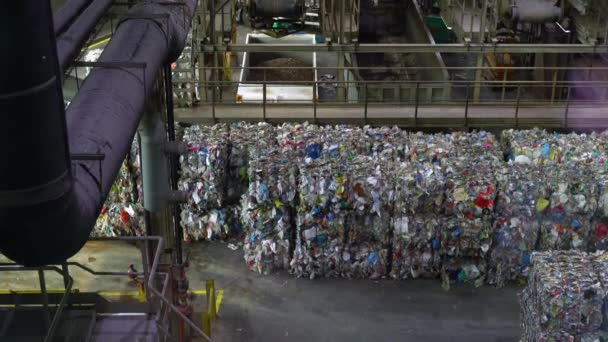 Panoramic view of the workshop of the waste recycling plant — Stock Video