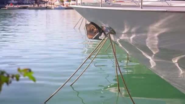 Glinstering van water op een wit jacht afgemeerd in de zeehaven — Stockvideo