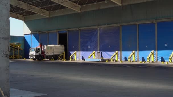 Garbage truck unloads garbage in a recycling plant — Stock Video