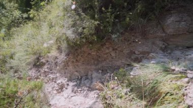 Motosikletçiler taşların üzerinden yüksek hızda geçerler. Enduro motosikletçisi