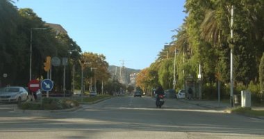 Güneşli bir günde Barcelona 'daki Marina caddesinin panoramik manzarası