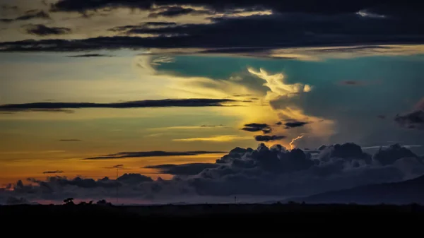 云柱创造惊人的形成，泰国布恩甘. — 图库照片