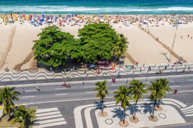 Copacabana Plajı, Rio de Janeiro, Brezilya 09-13-2020 COVID sayıları Copacabana Plajı 'na tırmanırken protestocular Atlantica Bulvarı' nda destek toplamaya devam ederken, bölge sakinleri hâlâ her pazar bölge sakinleri için önemli bir nokta..
