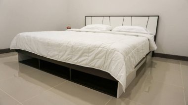 Yorgan, yorgan ve yastıklı büyük boy ya da büyük boy yatak. Duvarları, pencereleri ve perdeleri olan dekore edilmiş yatak odası mobilyaları. Mobilyalarla donatılmış emlak galerisi satılık.