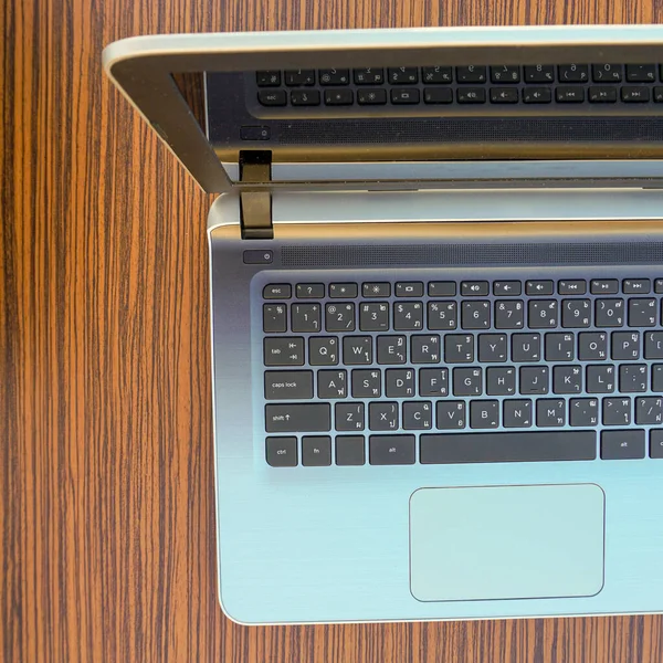 Een Laptop Met Engels Thais Toetsenbord Een Bruin Zwart Houten — Stockfoto