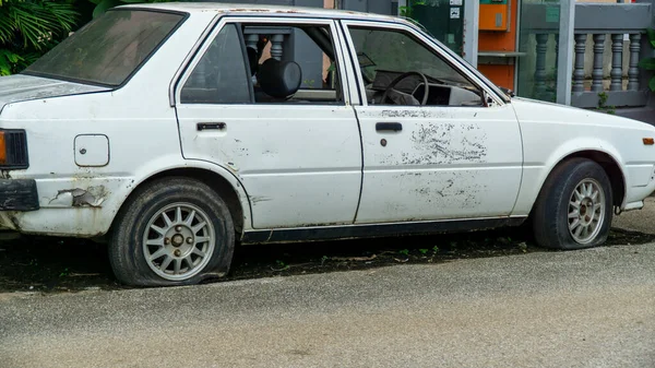 Velho Desgastado Enferrujado Carro Abandonado Com Pneu Furado — Fotografia de Stock