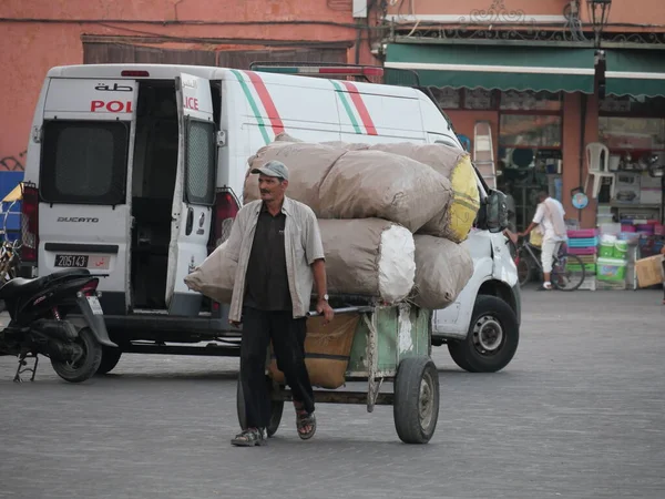 MARRAKECH, MOROCCO - 23 Eylül 2019 Marakeş 'in Medina Mahallesi, Marakeş, Fas. Şehirdeki insanlar ve trafik. Alışveriş, ticaret, turizm.