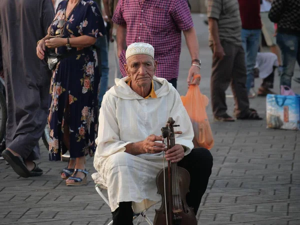 MARRAKECH, MOROCCO - 23 Eylül 2019 Marakeş 'in Medina Mahallesi, Marakeş, Fas. Şehirdeki insanlar ve trafik. Alışveriş, ticaret, turizm.