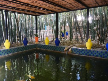 MARRAKECH, MOROCCO - 23 Eylül 2019: Güzel Majorelle Garden, Marakeş 'te Yves Saint Laure tarafından tasarlanan bir botanik, tropikal bahçe ve sanatçının manzara bahçesi.