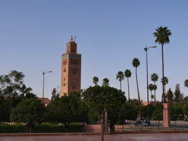 MARRAKECH, MOROCCO - 23 Eylül 2019 Marakeş 'in Medina Mahallesi, Marakeş, Fas. Şehirdeki insanlar ve trafik. Alışveriş, ticaret, turnuva.