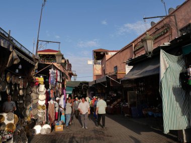 MARRAKECH, MOROCCO - 23 Eylül 2019 Marakeş 'in Medina Mahallesi, Marakeş, Fas. Şehirdeki insanlar ve trafik. Alışveriş, ticaret, turnuva.