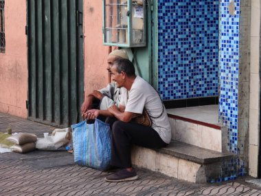 MARRAKECH, MOROCCO - 23 Eylül 2019 Marakeş 'in Medina Mahallesi, Marakeş, Fas. Şehirdeki insanlar ve trafik. Alışveriş, ticaret, turnuva.