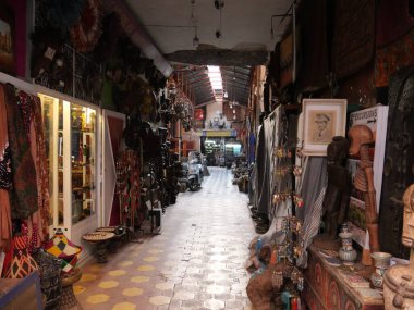 MARRAKECH, MOROCCO - 23 Eylül 2019 Marakeş 'in Medina Mahallesi, Marakeş, Fas. Şehirdeki insanlar ve trafik. Alışveriş, ticaret, turnuva.