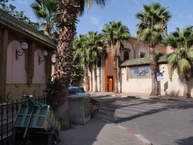 MARRAKECH, MOROCCO - 23 Eylül 2019 Marakeş 'in Medina Mahallesi, Marakeş, Fas. Şehirdeki insanlar ve trafik. Alışveriş, ticaret, turnuva.