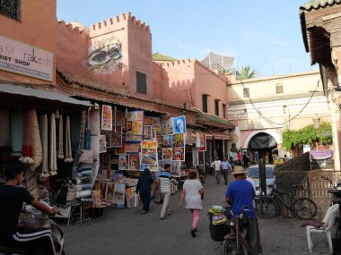 MARRAKECH, MOROCCO - 23 Eylül 2019 Marakeş 'in Medina Mahallesi, Marakeş, Fas. Şehirdeki insanlar ve trafik. Alışveriş, ticaret, turnuva.