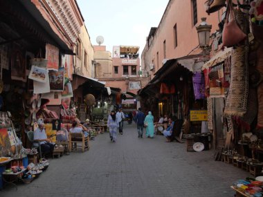 MARRAKECH, MOROCCO - 23 Eylül 2019 Marakeş 'in Medina Mahallesi, Marakeş, Fas. Şehirdeki insanlar ve trafik. Alışveriş, ticaret, turnuva.