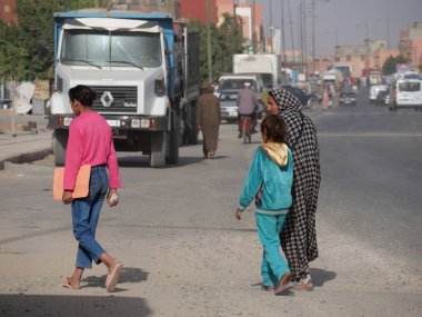 MARRAKECH, MOROCCO - 23 Eylül 2019 Marakeş 'in Medina Mahallesi, Marakeş, Fas. Şehirdeki insanlar ve trafik. Alışveriş, ticaret, turnuva.