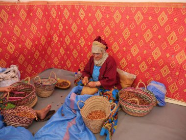 MARRAKECH, FOCCO - 23 Eylül 2019: kadın bir kooperatifte çalışıyor. Argan cevizinden argan yağı üretimi