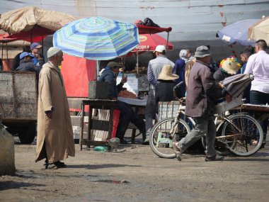 ESSAOUIRA, MOROCCO - 24 Eylül 2019: Essaouira eski kasaba manzarası güneşli bir günde. Limanda ve balıkçılıkta mavi balıkçı tekneleri