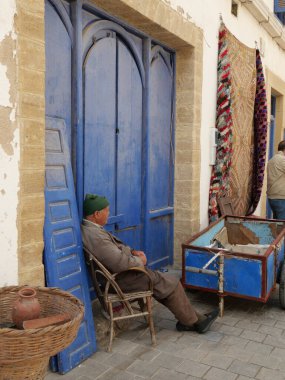 ESSAOUIRA, MOROCCO - 24 Eylül 2019: Essaouira eski kasaba manzarası güneşli bir günde. Limanda ve balıkçılıkta mavi balıkçı tekneleri