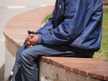 ESSAOUIRA, MOROCCO - 24 Eylül 2019: Essaouira eski kasaba manzarası güneşli bir günde. Limanda ve balıkçılıkta mavi balıkçı tekneleri