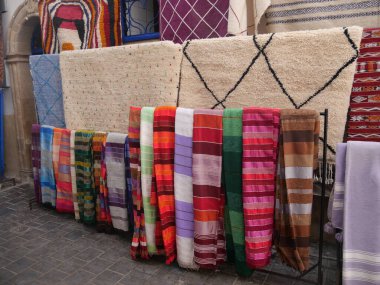 ESSAOUIRA, MOROCCO - 24 Eylül 2019: Essaouira eski kasaba manzarası güneşli bir günde. Limanda ve balıkçılıkta mavi balıkçı tekneleri