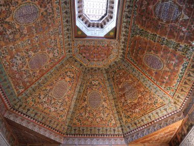 MARRAKECH, MOROCCO - 23 Eylül 2019 Marakeş Bahia Sarayı, Fas 'ın Marakeş şehrinde yer alan bir saray ve bahçedir..