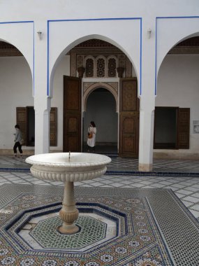 MARRAKECH, MOROCCO - 23 Eylül 2019 Marakeş Bahia Sarayı, Fas 'ın Marakeş şehrinde yer alan bir saray ve bahçedir..