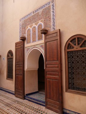 MARRAKECH, MOROCCO - 23 Eylül 2019 Marakeş Bahia Sarayı, Fas 'ın Marakeş şehrinde yer alan bir saray ve bahçedir..
