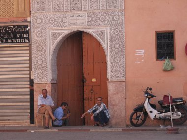 MARRAKECH, MOROCCO - 23 Eylül 2019 Marakeş 'in Medina Mahallesi, Marakeş, Fas. Şehirdeki insanlar ve trafik. Alışveriş, ticaret, turizm.