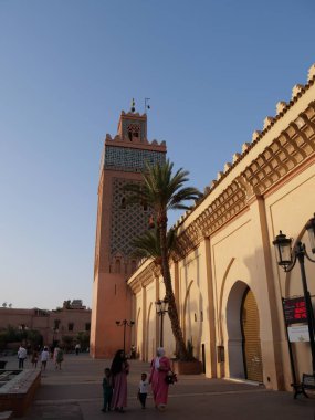 MARRAKECH, FOCCO - 23 Eylül 2019: Kasbah Camii ve geleneksel yerel halk 