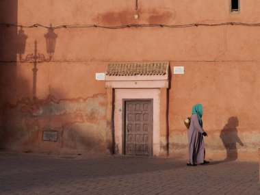 MARRAKECH, FOCCO - 23 Eylül 2019: Kasbah Camii ve geleneksel yerel halk 