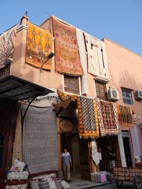 MARRAKECH, MOROCCO - 23 Eylül 2019 Marakeş 'in Medina Mahallesi, Marakeş, Fas. Şehirdeki insanlar ve trafik. Alışveriş, ticaret, turizm.
