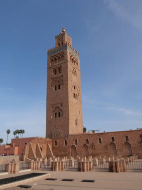 MARRAKECH, MOROCCO - 23 Eylül 2019: Mavi gökyüzü ile güneşli bir günde Koutoubia Camii manzarası