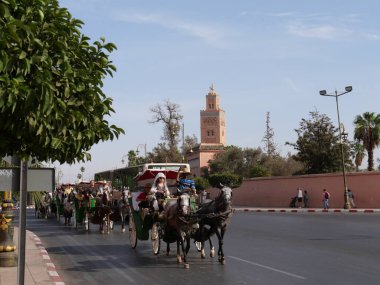MARRAKECH, MOROCCO - 23 Eylül 2019 Marakeş 'in Medina Mahallesi, Marakeş, Fas. Şehirdeki insanlar ve trafik. Alışveriş, ticaret, turizm.