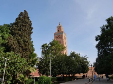 MARRAKECH, MOROCCO - 23 Eylül 2019: Mavi gökyüzü ile güneşli bir günde Koutoubia Camii manzarası